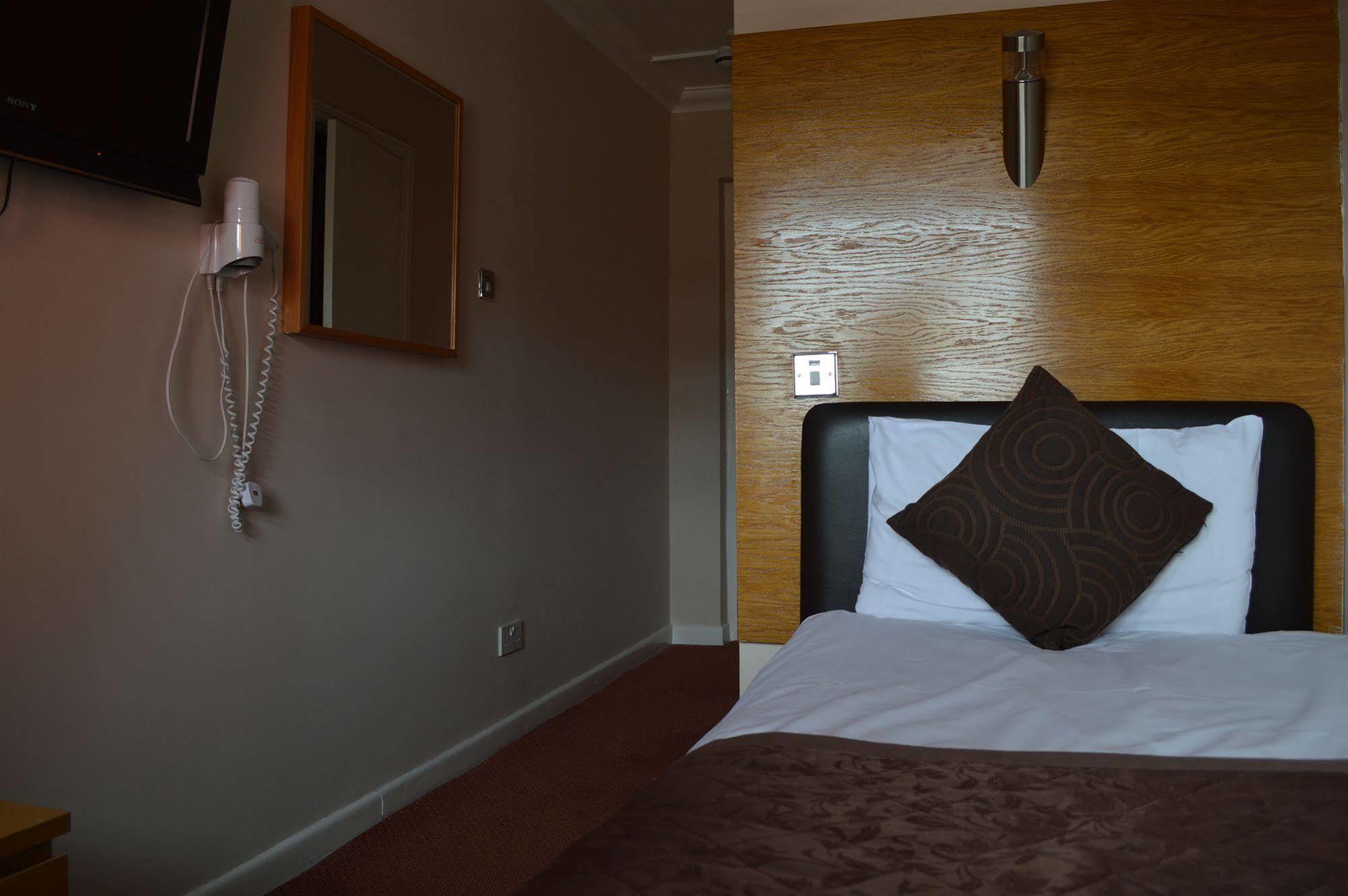 Oyo Kingsley Hotel Борнмът Екстериор снимка