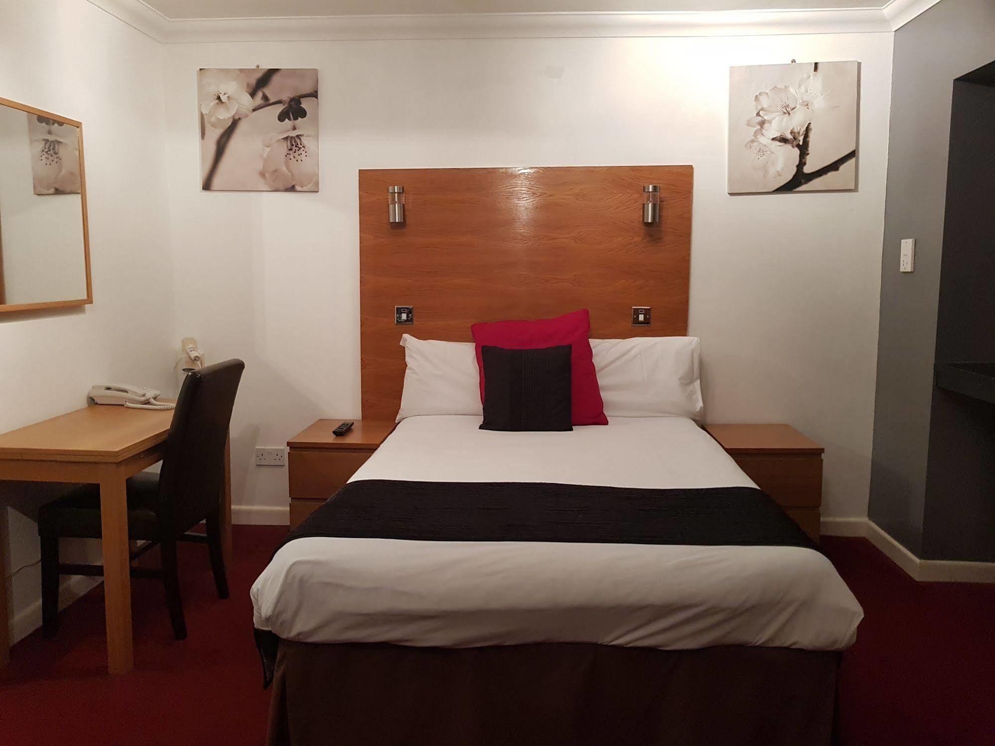 Oyo Kingsley Hotel Борнмът Екстериор снимка
